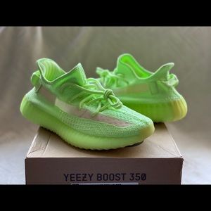 NWT GLOW IN THE DARK Yeezy Boost 350 V2